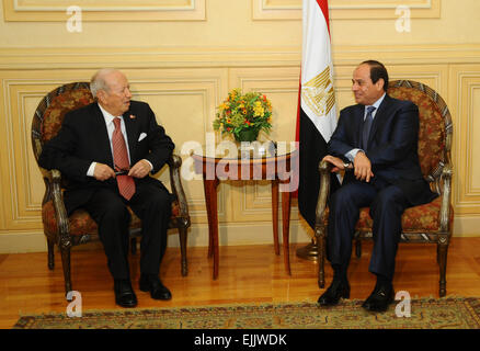 Sharm el-Sheikh, Egitto. 28 marzo, 2015. Un handout picture reso disponibile il 27 marzo 2015 dalla presidenza egiziana mostra il presidente egiziano Abdel Fattah al-Sisi (R) incontro con il Presidente tunisino Beji Caid Essebsi a Sharm el-Sheikh. Credito: ZUMA Press, Inc./Alamy Live News Foto Stock