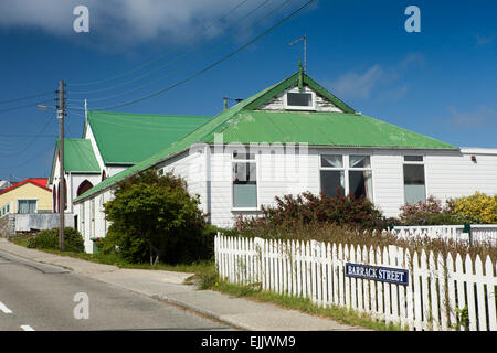 Falkland Port Stanley, Barrack Street, dal tetto verde casa e chiesa nonconformista Foto Stock