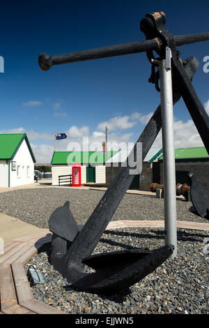 Falkland Port Stanley, storico cantiere navale Museo antico del ferro battuto ancore display sul cortile Foto Stock