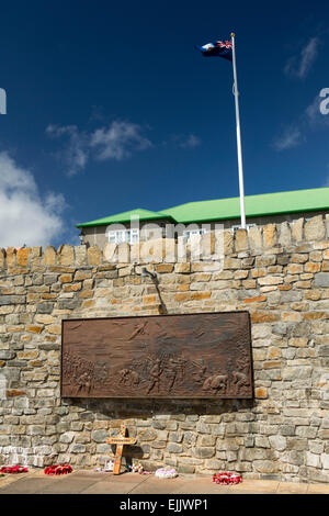 Falkland Port Stanley nelle isole Falkland bandiera sopra 1982 War Memorial vittoria Foto Stock