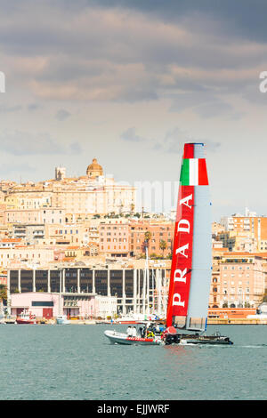 Cagliari, Italia, 8 Marzo 2015: "Luna Rossa Prada' team è la formazione per l'America 's Cup nel Golfo di Cagliari Foto Stock