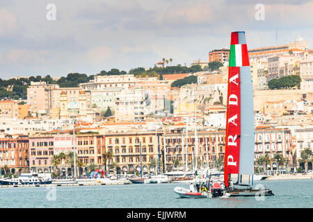 Cagliari, Italia, 8 Marzo 2015: "Luna Rossa Prada' team è la formazione per l'America 's Cup nel Golfo di Cagliari Foto Stock