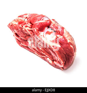 Disossato e arrotolato non cotti Mezza spalla di carne di agnello giunto. Isolato su un bianco di sfondo per studio. Foto Stock