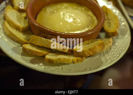 La torta del casar servito leggermente caldo con fette di pane. Si tratta di un formaggio di latte di pecora in Extremadura regione Foto Stock
