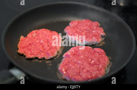 Polpette di carne macinata in padella. Foto Stock