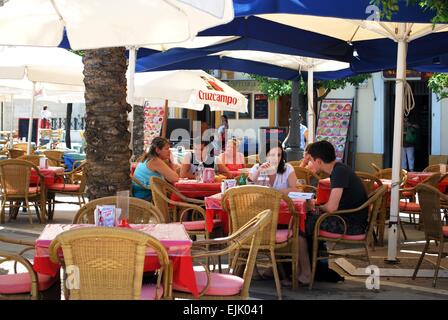 Pavement Cafe nel centro della città, a Jerez de la Frontera, la provincia di Cadiz Cadice, Andalusia, Spagna, Europa occidentale. Foto Stock