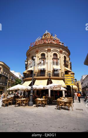 Il Gallo Blu (El Gallo Azul) cafe' sul marciapiede lungo la Calle Lanceria nel centro della città, a Jerez de la Frontera, Spagna. Foto Stock