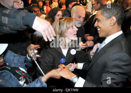 Il Sen. Barack Obama scuote le mani con i sostenitori, 2008 Campagna Presidenziale, Harrisburg, PA, Stati Uniti d'America, 30 marzo 2008. Foto Stock