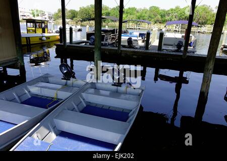 Barche ormeggiate presso MacRae's dock, Old Homosassa, Florida Foto Stock