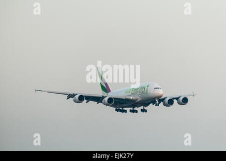 Airbus A380 in atterraggio a Heathrow Foto Stock