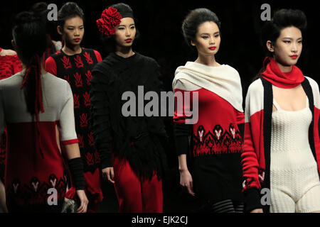 Pechino, Cina. 28 Mar, 2015. I modelli presenti le creazioni di moda progettato da Cheng Yingfen durante la strada di seta Star fashion show al China Fashion Week di Pechino, capitale della Cina, 28 marzo 2015. Credito: Li Mingfang/Xinhua/Alamy Live News Foto Stock