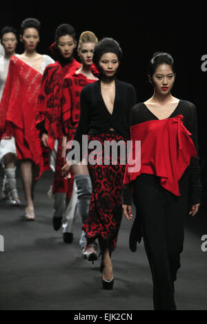 Pechino, Cina. 28 Mar, 2015. I modelli presenti le creazioni di moda progettato da Cheng Yingfen durante la strada di seta Star fashion show al China Fashion Week di Pechino, capitale della Cina, 28 marzo 2015. Credito: Li Mingfang/Xinhua/Alamy Live News Foto Stock