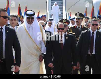 Marzo 29, 2015 - Sharm Al-Sheikh, Sharm el-Sheikh, Egitto - Egitto il Presidente Abdel Fattah AL-SISI (L) riceve Qatar Sheikh Tamim Bin Hamad Al Thani al momento del suo arrivo in vista del Vertice della Lega araba a Sharm el-Sheikh, nel South Sinai governatorato, a sud del Cairo. Lega Araba i capi di Stato dovranno tenere una due giorni di summit per discutere di una serie di conflitti nella regione, incluso lo Yemen e la Libia, come pure la minaccia rappresentata da uno Stato islamico militanti. Presidenza egiziana. © Presidenza egiziana APA/images/ZUMA filo/Alamy Live News Foto Stock