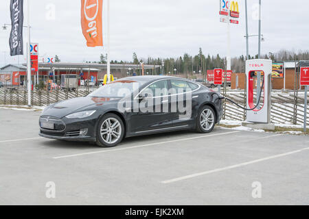 Tesla caricabatterie Sony Power. Tesla Motors Inc, elettrico stazione di carica tra Stoccolma e Oslo il 22 marzo 2015 in arboga, Svezia. Foto Stock