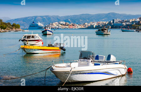 Barche a motore e una nave da crociera al largo della costa di Agios Nikolaos. Creta, Grecia Foto Stock