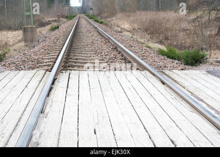 I binari della ferrovia di transito in prospettiva in legno. Foto Stock