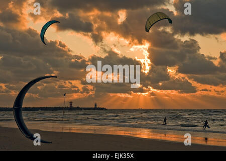 Il kite surf al tramonto sulla spiaggia di Scheveningen, Paesi Bassi Foto Stock