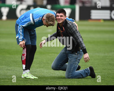 Tbilisi, Georgia. 28 Mar, 2015. La Germania Bastian SCHWEINSTEIGER (L) abbraccia un sostenitore georgiano durante una sessione di formazione a Tbilisi, Georgia, 28 marzo 2015. La Germania dovrà affrontare la Georgia nella UEFA EURO 2016 GRUPPO D qualifica partita di calcio il 29 Marzo a Tbilisi. Foto: Arne Dedert/dpa/Alamy Live News Foto Stock