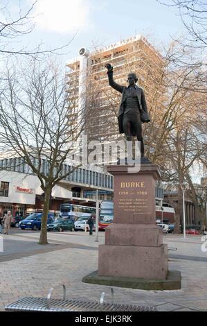 Statua di bronzo di Edmund Burke, MP per Bristol 1774 - 1780, eretto nel Colston Avenue, Bristol Foto Stock