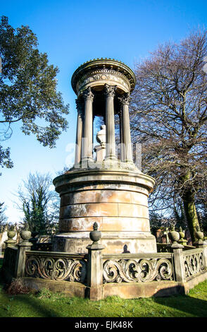 Un ornato memoriale per i morti all'interno della storica Dean cimitero di Edimburgo, in Scozia. Foto Stock