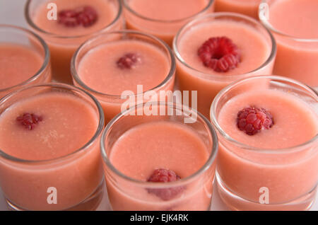 Scatti di fragole gazpacho isolate su sfondo bianco Foto Stock
