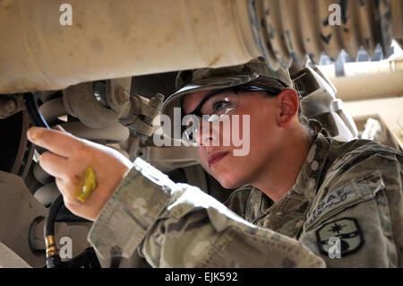 Spc. Michelle Metzger, un motore di trasporto con operatore 1487th Transportation Company, Ohio esercito Guardia nazionale, applica il grasso per il suo veicolo a base multinazionale - Oggi Tarin Kot, Afghanistan, Agosto 12, 2013. Metzger, una miniera resistente imboscata veicolo protetto driver, esegue la manutenzione quotidiana sul veicolo. Stati Uniti Esercito nazionale Guard foto di Sgt. Jessi Ann McCormick Foto Stock