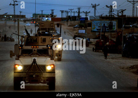 Come il giorno si trasforma in notte U.S. I membri dell'esercito con 782nd società Alfa, fanno la loro strada attraverso una città in Afghanistan meridionale durante un convoglio di riordino, 29 aprile. I membri 782nd condotta una due giorni di convoglio per offrire forniture di combattimento a Stati Uniti e le forze della coalizione e recuperati in combattimento tattico veicoli provenienti da tre diversi in avanti le basi operative. Foto Stock