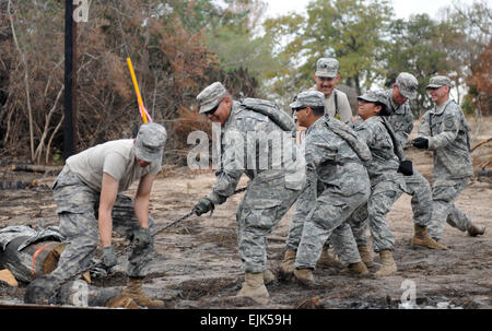 Soldati della 436th distacco chimici assistere con la pulizia dei detriti da incendi nov. 19 in Bastrop, Texas. Foto Stock