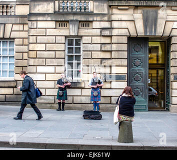 Musicisti di strada impostato sul Royal Mile di Edimburgo, in Scozia per una improvvisata performance delle cornamuse. Foto Stock