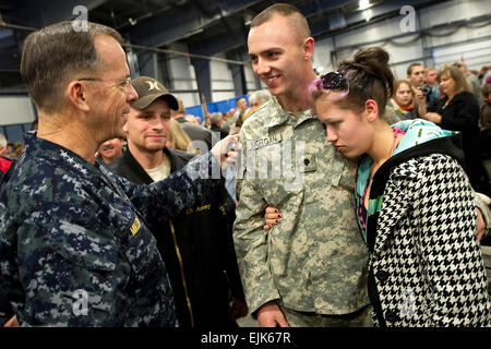 Navy Adm. Mike Mullen, presidente del Comune di capi di Stato Maggiore, saluta U.S. Army Spc. Dennis Morgan Jr e autunno Gustausen durante una cerimonia di partenza per Vermont Guardia nazionale i membri in Burlington, Vt., 8 gennaio, 2010. Morgan è la distribuzione per un anno-lungo tour in Afghanistan come membro della 86^ Brigata di fanteria Team di combattimento. Stati Uniti Navy Petty Officer 1. Classe Ciad J. McNeeley Foto Stock