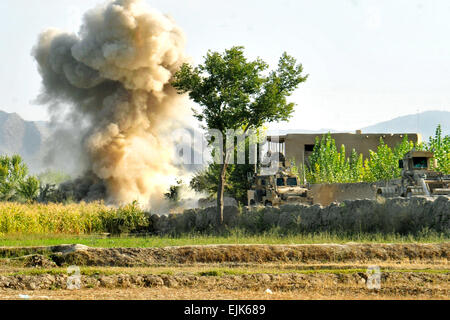 Stati Uniti I soldati dell esercito la detonazione di un esplosivo improvvisato dispositivo durante la cancellazione di un percorso nella provincia di Logar, Afghanistan, Sett. 15, 2009. I soldati sono assegnati al decimo Montagna divisione di terza brigata truppe speciali Battaglione, 3° Brigata Team di combattimento. I soldati assegnati a route-apprendendo plotoni contribuire a garantire che le strade rimangano liberi in modo movimento operativo può procedere. Spc. Derek L. Kuhn Trailblazers: soldati strade a pettine per IED www.dvidshub.net/?script=news/news show.php&amp;id=39000 Foto Stock