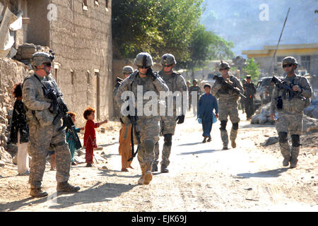 Stati Uniti I soldati dell esercito di condurre una pattuglia smontato in un villaggio vicino a inoltrare una base operativa benedizione, Afghanistan, Ottobre 19, 2009. I soldati sono assegnati alla quarta divisione di fanteria della società A, 2° Battaglione, dodicesimo Reggimento di Fanteria, quarta brigata Team di combattimento. Sgt. Jennifer Cohen Foto Stock