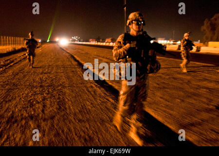 Poliziotti militari assegnati alla società di sede, 2° Brigata truppe speciali Battaglione, 2° Brigata, ottantaduesima Airborne Division, condurre una pattuglia smontati lungo una strada fuori dal Camp Taji, Iraq, Dic. 2. La MPs arrotolato a lungo prima di sunrise per pattugliare le strade al di fuori del campo per garantire la sicurezza di 2/82 di convogli che viaggiano attraverso la zona da Baghdad. La seconda brigata è l'ultimo dei vigili del fuoco a Bagdad ed è facilitare il ritiro degli Stati Uniti per le forze militari da Iraq. Foto Stock