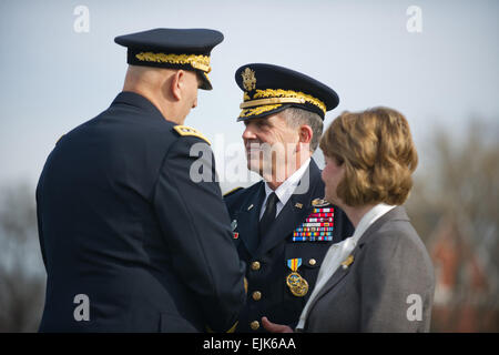 Stati Uniti Capo di Stato Maggiore dell Esercito gen. Raymond T. odierno, a sinistra presenta la difesa Distinguished Service Medal gen. Pietro W. Chiarelli, la trentaduesima Vice Capo di Stato Maggiore dell esercito, durante la sua cerimonia di pensionamento in campo Summerall a Fort Myer, va a gennaio 31, 2012. Chiarelli era accompagnato da sua moglie Beth. Il personale Sgt. Teddy Wade Foto Stock