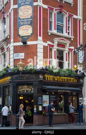 Esterno del Leone bianco Pub di Covent Garden di Londra, Inghilterra, Regno Unito Foto Stock