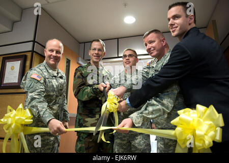 Brig. Gen. Kevin Magnum, commander, decimo Montagna divisione posteriore, U.S. Navy Adm. Mike Mullen, presidente del Comune di capi di Stato Maggiore, Pvt. Giacobbe Biss, Col. Jerry Penner, commander, U.S. Army Medical Department attività, Ft. Il tamburo e il Dr. Todd Benham, chief, Behavioral Health partecipare ad una cerimonia del taglio del nastro inaugurazione del nuovo Behavioral Health Clinic presso il Ft. Tamburo attività medica, Febbraio 9, 2009. La comunicazione di massa Specialist 1a classe Ciad J. McNeeley Mullen visite Fort Drum, apre behavioral health clinic, colloqui Afghanistan truppe /-news/2009/02/10/16660-mullen-visite-fort-d Foto Stock