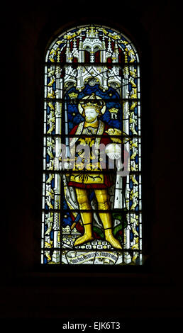 Vetrata di un re con il Royal Regalia nella cappella di Buckfast Abbey, Buckfastleigh, Devon, Inghilterra, Gran Bretagna. Foto Stock