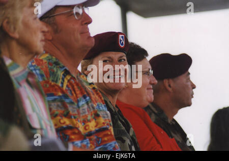 Brig. Gen. Ann Dunwoody si siede con la sua madre, Betty e suo marito, U.S. Air Force pensionato Col. Craig F. Brotchie durante un primo corpo di supporto cambio di comando del comando a Fort Bragg, N.C. Lt. Gen. Ann Dunwoody è stata confermata dal Congresso Luglio 23 per la sua quarta stella, rendendola la prima donna a quattro stelle generale negli Stati Uniti Forze armate. Ella sarà assegnato come NEGLI STATI UNITI Army Materiel Command comandante generale. Foto Stock