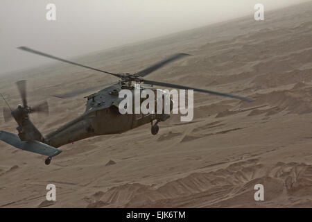 Nel paesaggio desolato del Kuwait, gli equipaggi di UH-60 Black Hawk elicottero dal 3 elicottero d'assalto battaglione, 227th reggimento di aviazione, 1° aria brigata di cavalleria, 1a divisione di cavalleria, scout per una zona di atterraggio a condurre la loro qualifica di polvere, la formazione di Camp Beurhing, Kuwait, 7 maggio. Il Kuwait è un ambiente ideale per completare la polvere gli sbarchi di qualificazione prima di spingere nord per sostenere l'Operazione Iraqi Freedom. Avieri master gli sbarchi di polvere prima di andare in Iraq /-news/2009/05/09/20869-aviatori-master-polvere-sbarchi-prima-voce-per-l'iraq/ Foto Stock