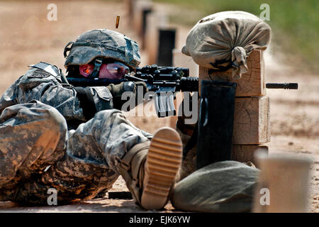 Army Spc. Yuroslav Prikhodko incendi sua M4 fucile da assalto da alternativa di posizione di sparo durante un corso di abilità di tiro su Fort Bragg, N.C., Sett. 14, 2011. Prikhodko è un camionista assegnato all'ottantaduesima Airborne Division della società G, 1° Brigata Team di combattimento, che fornisce la logistica e il supporto per il 3° Battaglione, 319Airborne campo reggimento di artiglieria. Sgt. Michael J. MacLeod Foto Stock