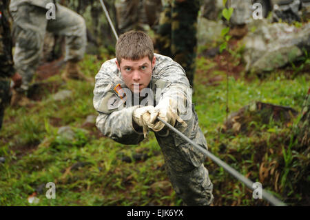 Stati Uniti Army Sgt. Johnathan Oberholz, un fante con Charlie truppa, 2° Stormo, 106ª reggimento di cavalleria, attraversa un ponte di corde durante la fanteria di un esperto in materia di exchange in Constanza, Repubblica Dominicana, il 8 giugno 2011. Lo scambio coinvolti formatori ed esperti provenienti dalla Repubblica Dominicana e gli Stati Uniti lavorano insieme per condividere le tattiche di fanteria, tecniche e idee in un ambiente giungla. Kaye Richey, U.S. Esercito. Rilasciato Foto Stock