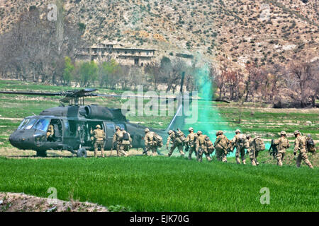 Un UH-60 Black Hawk terre di Jani Khel district aprile 14 per estrarre i paracadutisti assegnato al 3 ° Battaglione Airborne, 509a Reggimento di Fanteria, durante il funzionamento leone in marmo. Il personale dell'esercito Sgt. Jason Epperson Foto Stock