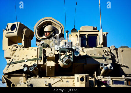 Un soldato con il 2° Brigata corazzate contro la squadra, 1a Divisione di Fanteria di Fort Riley, Kansas continua a guardare dalla cima di un combattimento Bradley veicolo mentre si sposta intorno al centro nazionale di allenamento a Fort Irwin, ca. Febbraio 24, 2013. EJ Hersom Foto Stock