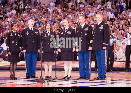 I membri di Indiana la Guardia Nazionale a cantare l'inno nazionale al 2010 biglietti di finale quattro del NCAA pallacanestro 2 Aprile a Indianapolis. I soldati sono, da sinistra: Sgt. Betty Clarett, un sergente amministrativa da Anderson, Ind.; Sgt. Daniel Grant, una radio e la sicurezza delle comunicazioni di riparazione dal sergente Kokomo, Ind.; Il Mag. Lisa Kopczynski, un public affairs officer da Greenwood, Ind.; Capt. Erica Stephenson, un funzionario di logistica da Franklin, Ind.; Sgt. 1. Classe Joe Sachen, una decontaminazione chimica sergente di plotone da Kansas City, Kan.; e il tenente Col. Eric Ebb, un cappellano da Fort Wayne, ho Foto Stock