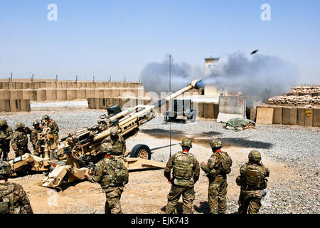 I paracadutisti con una batteria, 4° Battaglione, 319Airborne campo reggimento di artiglieria, 173rd Airborne Brigade Combat Team, il fuoco di un M777A2 cannone durante una dimostrazione di cottura per visitare il comando Sgt. Il Mag. William Johnson, il comando sergente maggiore per ISAF comando congiunto, 12 luglio. Il cielo soldati del 173rd sono sulla loro distribuzione 4in Afghanistan a sostegno dell'Operazione Enduring Freedom. Foto Stock