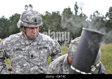 Soldati di Lynchburg-base 1° Battaglione, 116Reggimento di Fanteria, 116vigili del Team di combattimento fire 120 mm colpi di mortaio sett. 20 durante la formazione annuale a Fort Pickett. L'aiutante generale della Virginia, il Mag. Gen. Daniel E. Long Jr., pagato le truppe una visita durante il fuoco della missione. Foto Stock