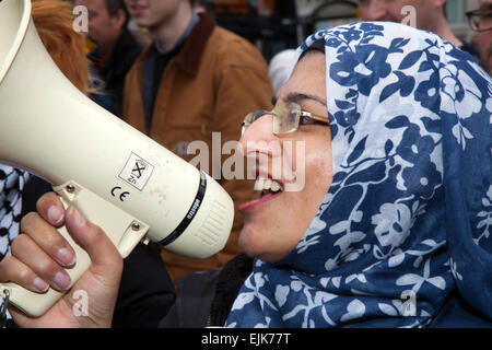 Megafono protesta a Manchester, Regno Unito 28 marzo, 2015. Per protestare contro il combinato di fronte nazionale e orgoglio bianco Demo in Piccadilly. Gli arresti sono stati effettuati come estrema destra 'White Pride' gruppo raccolto in Manchester allo stadio una dimostrazione quando circa 50 membri del gruppo sventolate le bandiere e hanno marciato attraverso Piccadilly Gardens. Anti-fascista gli attivisti in scena un contatore-dimostrazione e linea di polizia separate le due parti. Greater Manchester Police detti due arresti sono stati eseguiti uno per una violazione della pace. Il secondo si è svolto anche per un ordine pubblico reato. Credito: Foto Stock