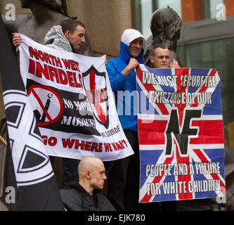 Manchester, Regno Unito 28 marzo, 2015. 'Nord Ovest infedeli' segno detenute dai dimostranti al Fronte Nazionale e orgoglio bianco Demo in Piccadilly. Arresto realizzato come estrema destra 'White Pride' gruppo raccolto in Manchester alla fase di dimostrazione. Una cinquantina di membri del gruppo sventolate le bandiere e hanno marciato attraverso Piccadilly Gardens. Con anti-fascista gli attivisti staging un contatore di polizia di dimostrazione la linea che separa i due lati. Greater Manchester Police detti due arresti sono stati eseguiti uno per una violazione della pace. Il secondo si è svolto anche su un ordine pubblico reato. Credito: Mar fotografico/Alamy Live News Foto Stock