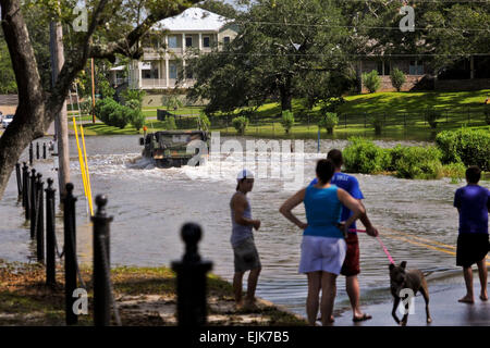 I soldati viaggio attraverso le acque allagate in Washington Street in Ocean Springs, Miss., Agosto 28, 2012. I soldati, assegnato al primo battaglione, 204th aria difesa artiglieria, sono alcune delle 1.500 Mississippi guardie nazionali di rispondere per Hurricane Isacco. Il personale Sgt. Scott A. Tynes Foto Stock