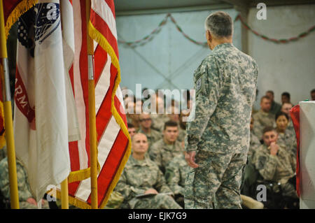Gen. George W. Casey Jr., U.S. Capo di Stato Maggiore dell esercito, parla con i soldati della XLIII Supporto brigata, Fort Carson, Colo., a Kandahar Air Field, Afghanistan dic. 23. Foto Stock